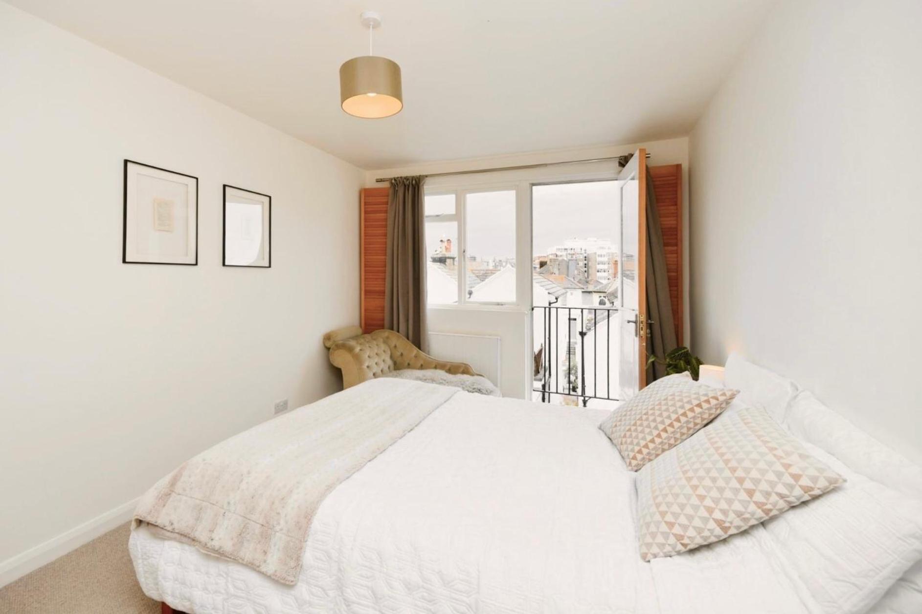 Sunny Seaside Sanctuary - Two Bedroom Appartement